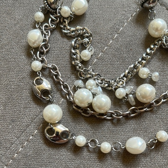 Silver and White Layered Pearl Necklace with Vintage Charm - Picture 4 of 6